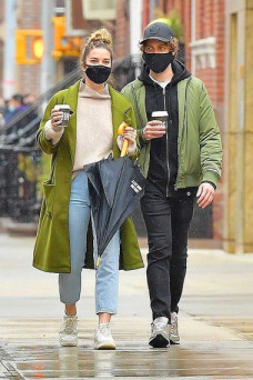 Annie Murphy Manhattan Street Style Green Wool Trench Coat