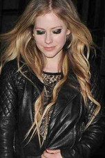 avril-lavigne-black-jacket