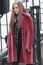 Villanelle Killing Eve Jodie Comer Pink Fur Long Trench Coat killing-eve-jodie-fur-pink-coat