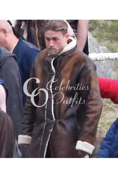 knights-the-roundtable-charlie-hunnam-brown-coat