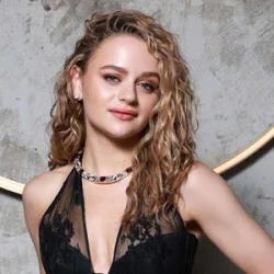 Joey King Jackets (7)
