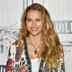 Teresa Palmer Jackets (7)