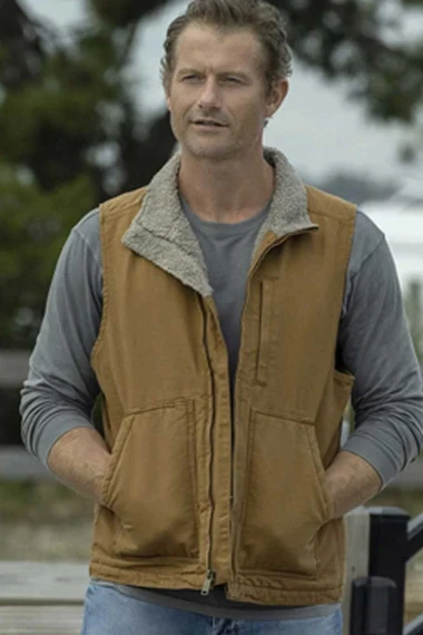 Ray Abruzzo James Badge Dale Hightown Beige Cotton Vest